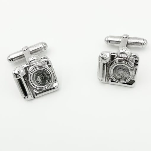 Gemelos elaborados en plata con diseño en forma de cámara.